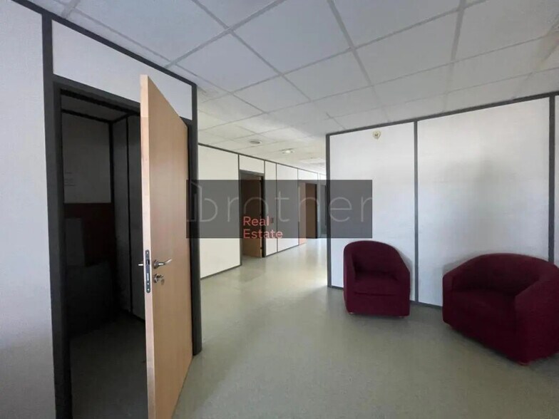 Office in Bordeaux for lease - Interior Photo - Image 3 of 5