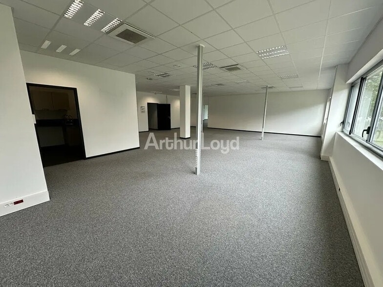 Office in Reims for lease - Interior Photo - Image 2 of 6