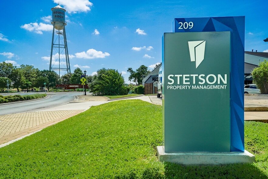 209 Round Rock Ave, Round Rock, TX for lease - Building Photo - Image 1 of 3