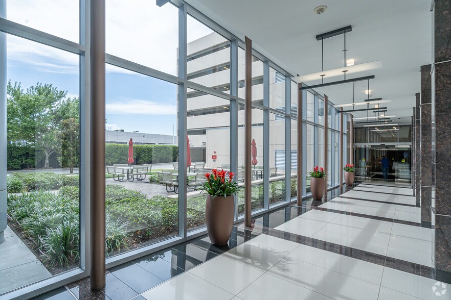 11750 Katy Fwy, Houston, TX for lease - Interior Photo - Image 3 of 15