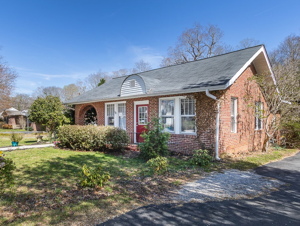 28 S Poinsett Hwy, Travelers Rest, SC 29690