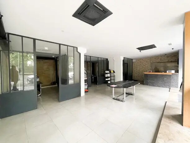 Retail in Paris for lease Building Photo- Image 1 of 6