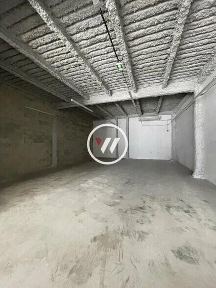 Retail in Aubagne for lease - Interior Photo - Image 3 of 3