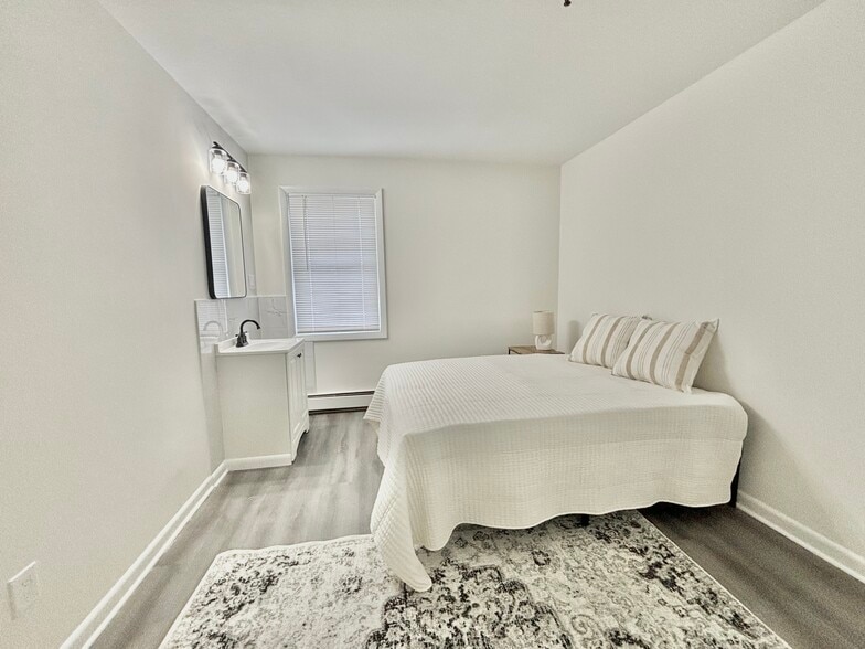 148 Benham Rd, Groton, CT for sale - Interior Photo - Image 3 of 10