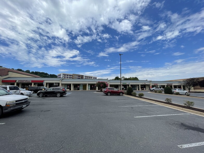 2035 E Market St, Harrisonburg, VA for lease - Building Photo - Image 2 of 7