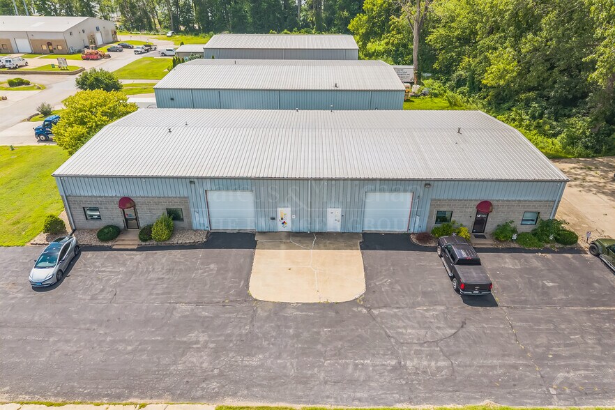 136 Thunderbird Ln, East Peoria, IL for sale - Primary Photo - Image 1 of 1