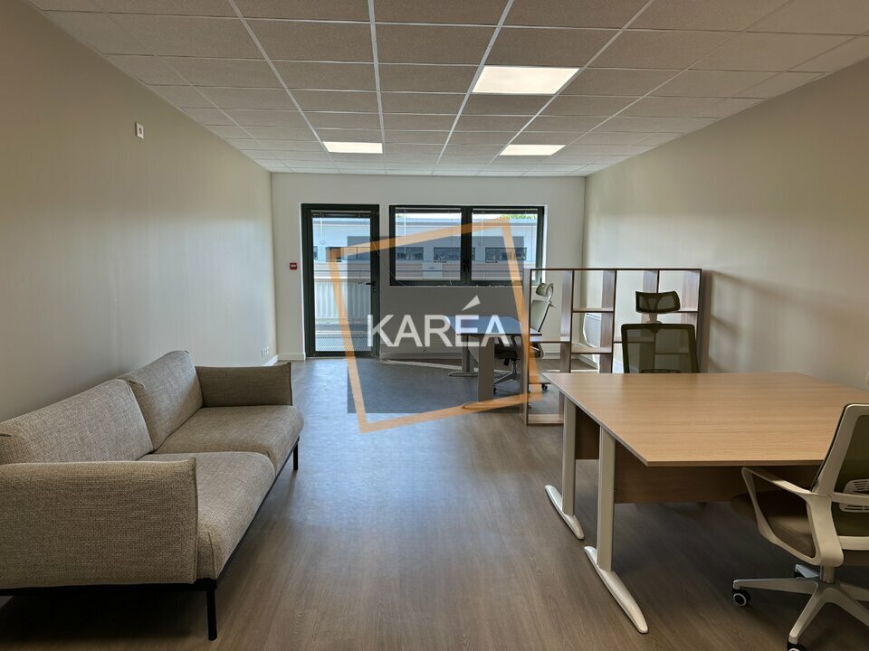 Office in Serris for lease Interior Photo- Image 1 of 6