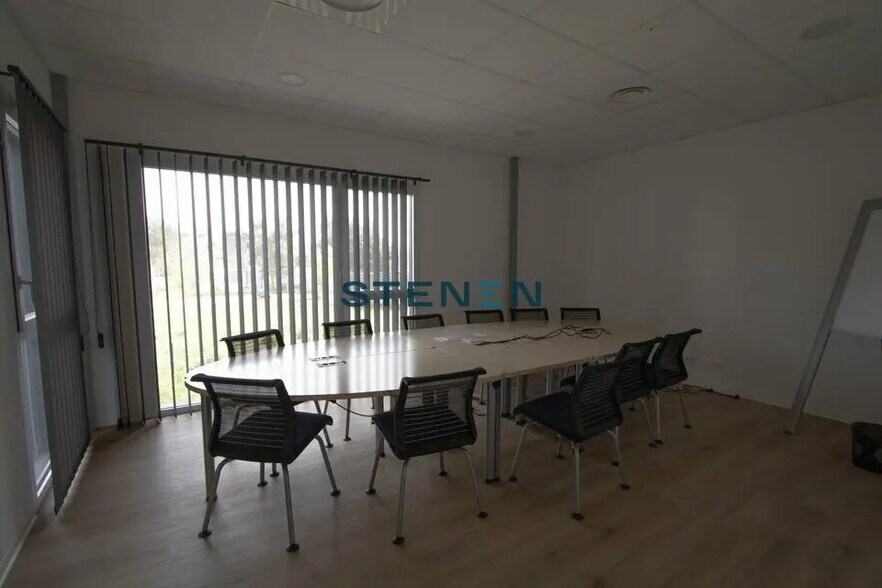 Office in Rousset for lease - Building Photo - Image 3 of 8
