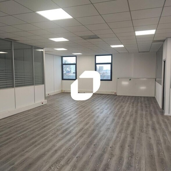 Office in Créteil for lease - Interior Photo - Image 3 of 11