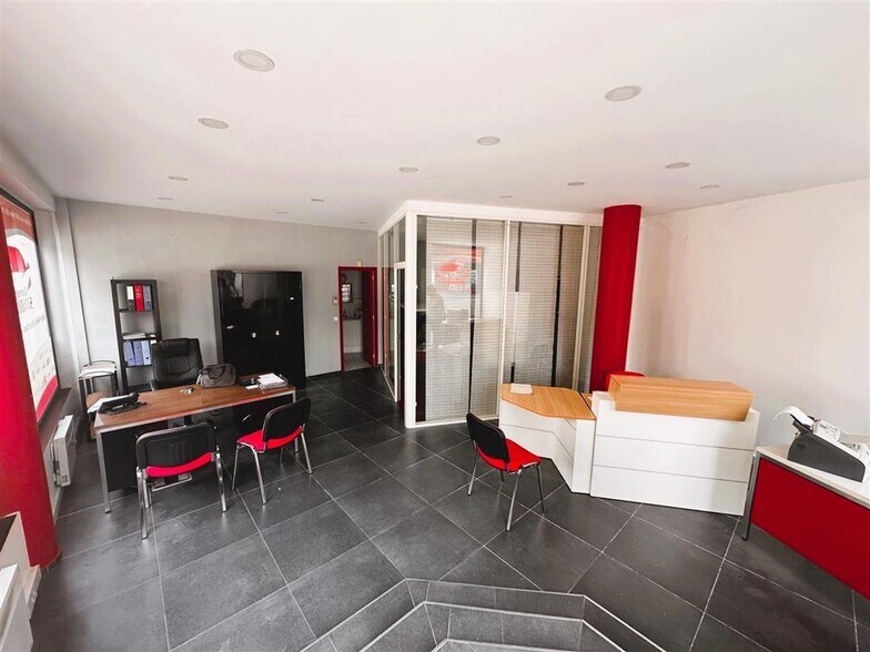 Retail in Paris for lease - Interior Photo - Image 2 of 5