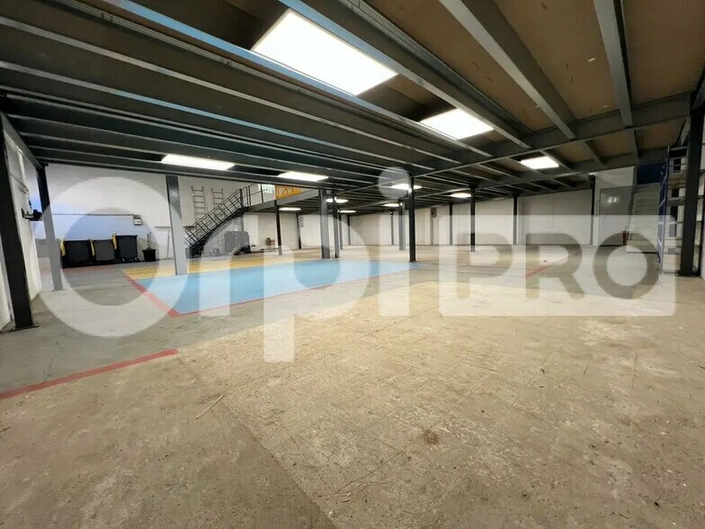 Flex in Saulx-les-Chartreux for lease - Interior Photo - Image 3 of 12