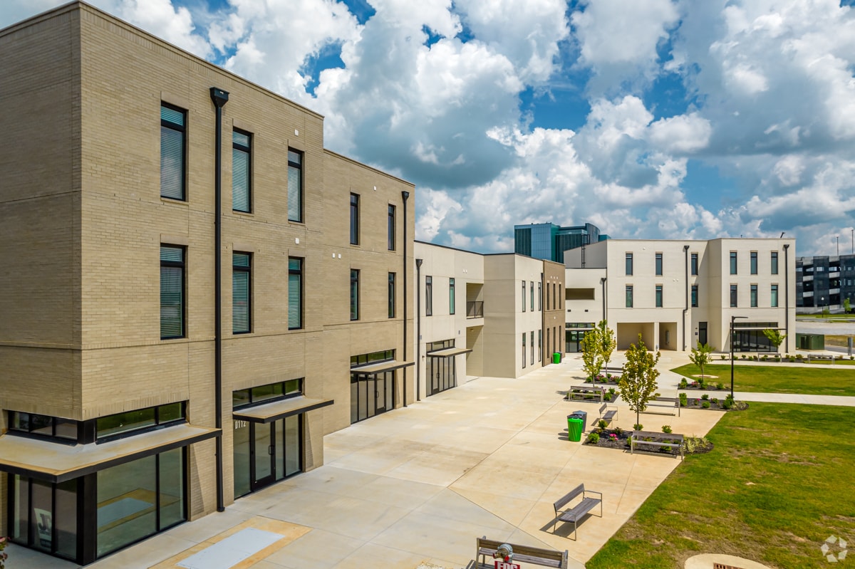 5100 W Park Dr, Rogers, AR for lease Building Photo- Image 1 of 22