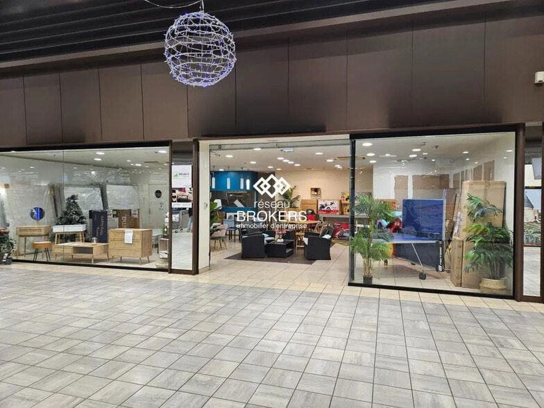 Retail in Mâcon for lease - Lobby - Image 1 of 6