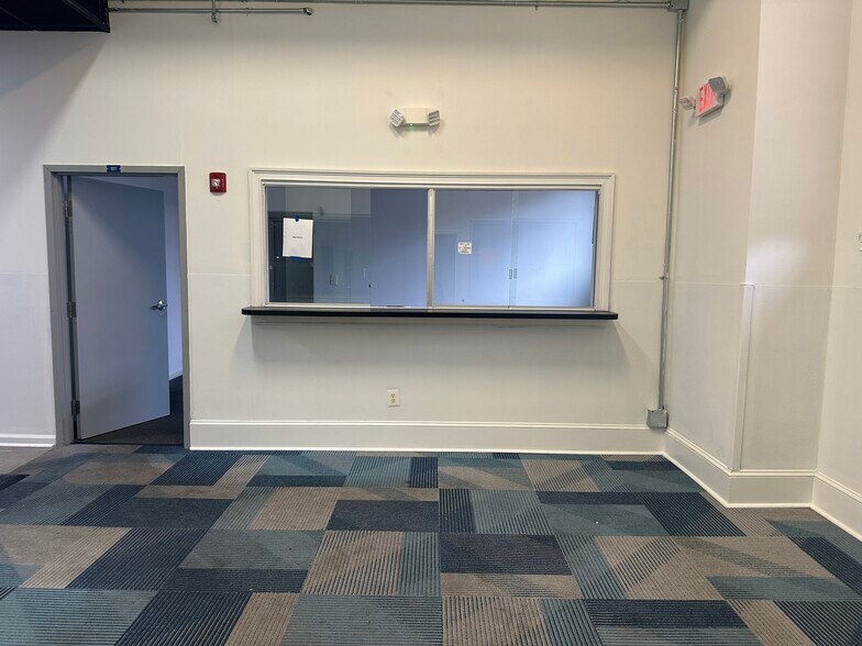 5534-5546 Pulaski Ave, Philadelphia, PA for lease - Interior Photo - Image 3 of 7