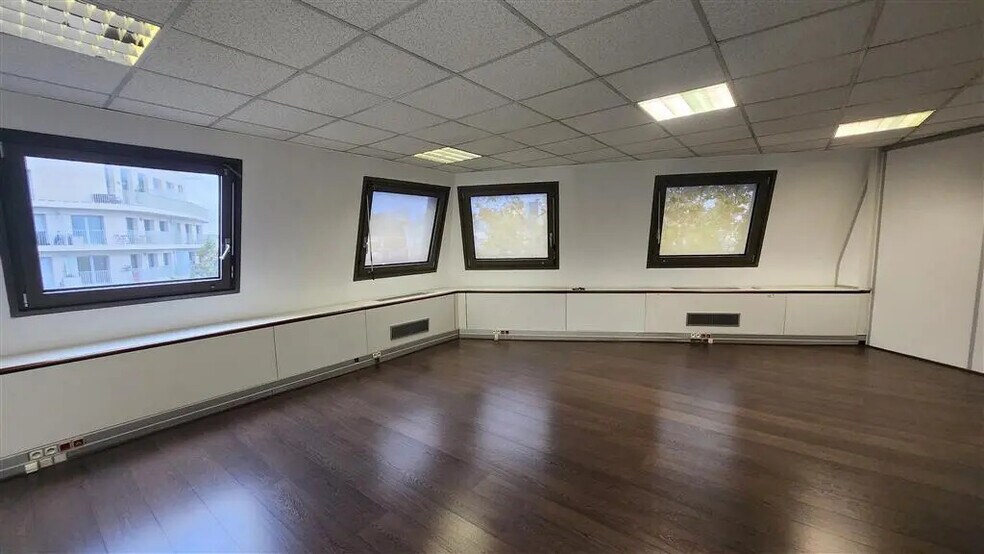 Office in La Garenne-Colombes for lease - Building Photo - Image 1 of 6