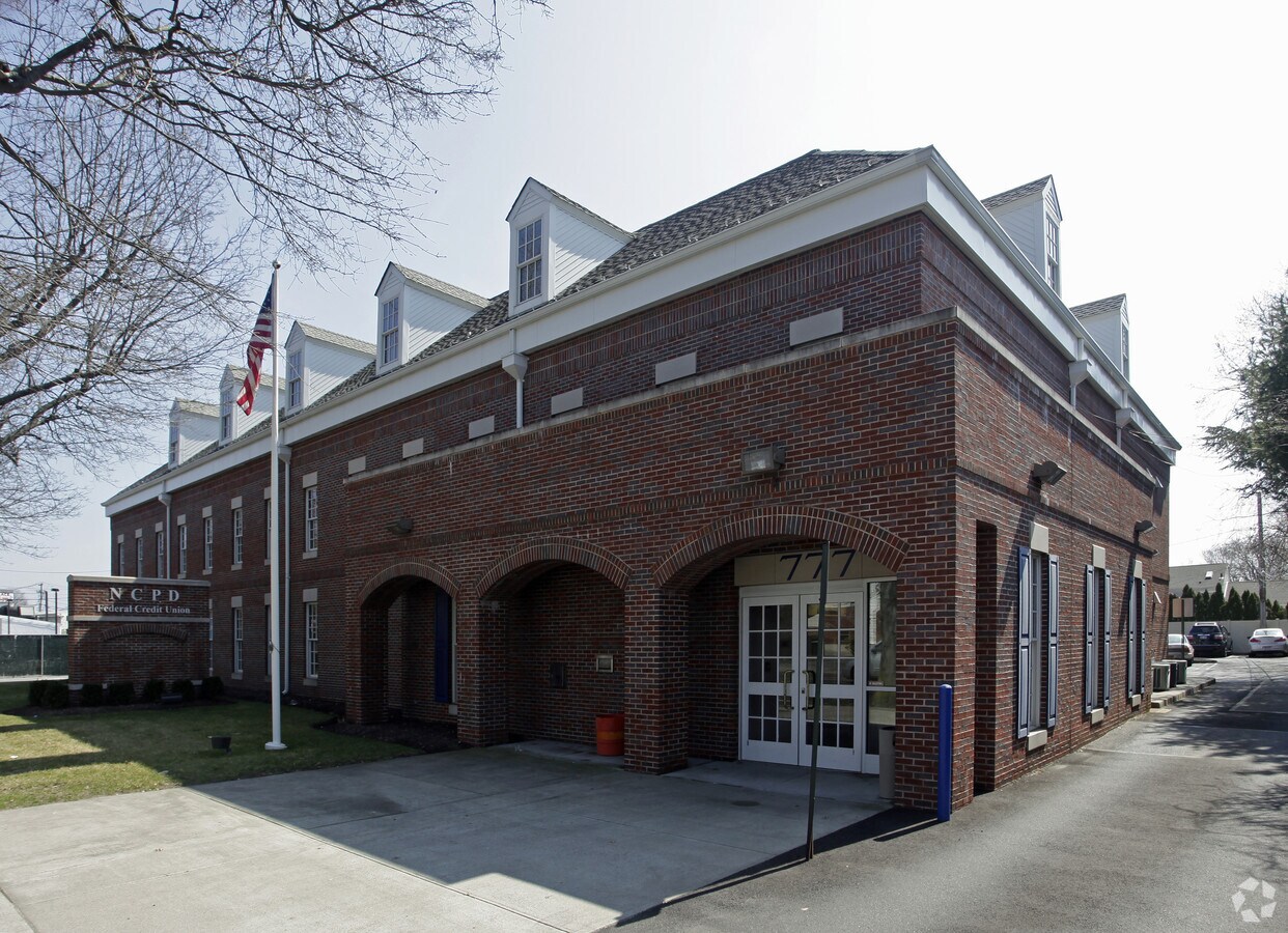 777 Old Country Rd, Plainview, NY 11803