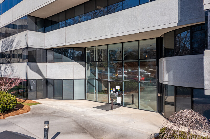 2957 Clairmont Rd NE, Atlanta, GA for lease - Building Photo - Image 3 of 4