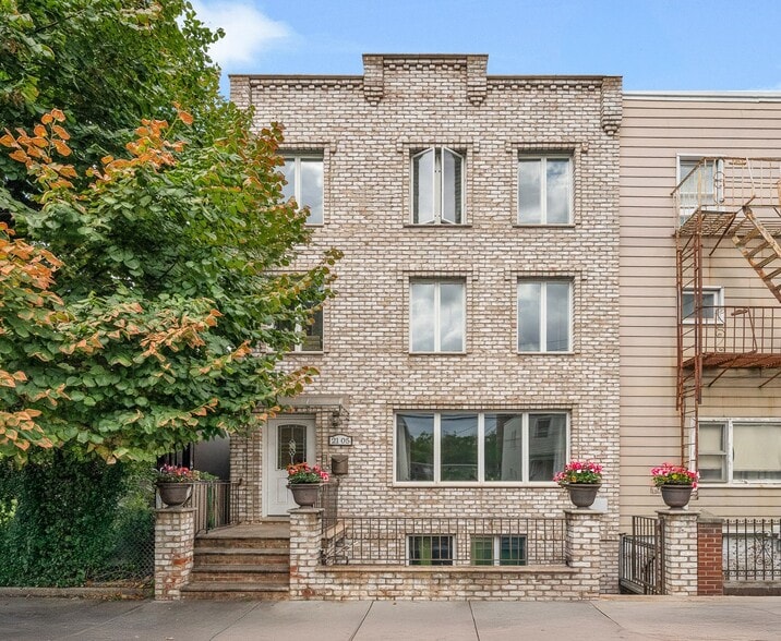 2105 33rd Ave, Astoria, NY for sale - Primary Photo - Image 1 of 22