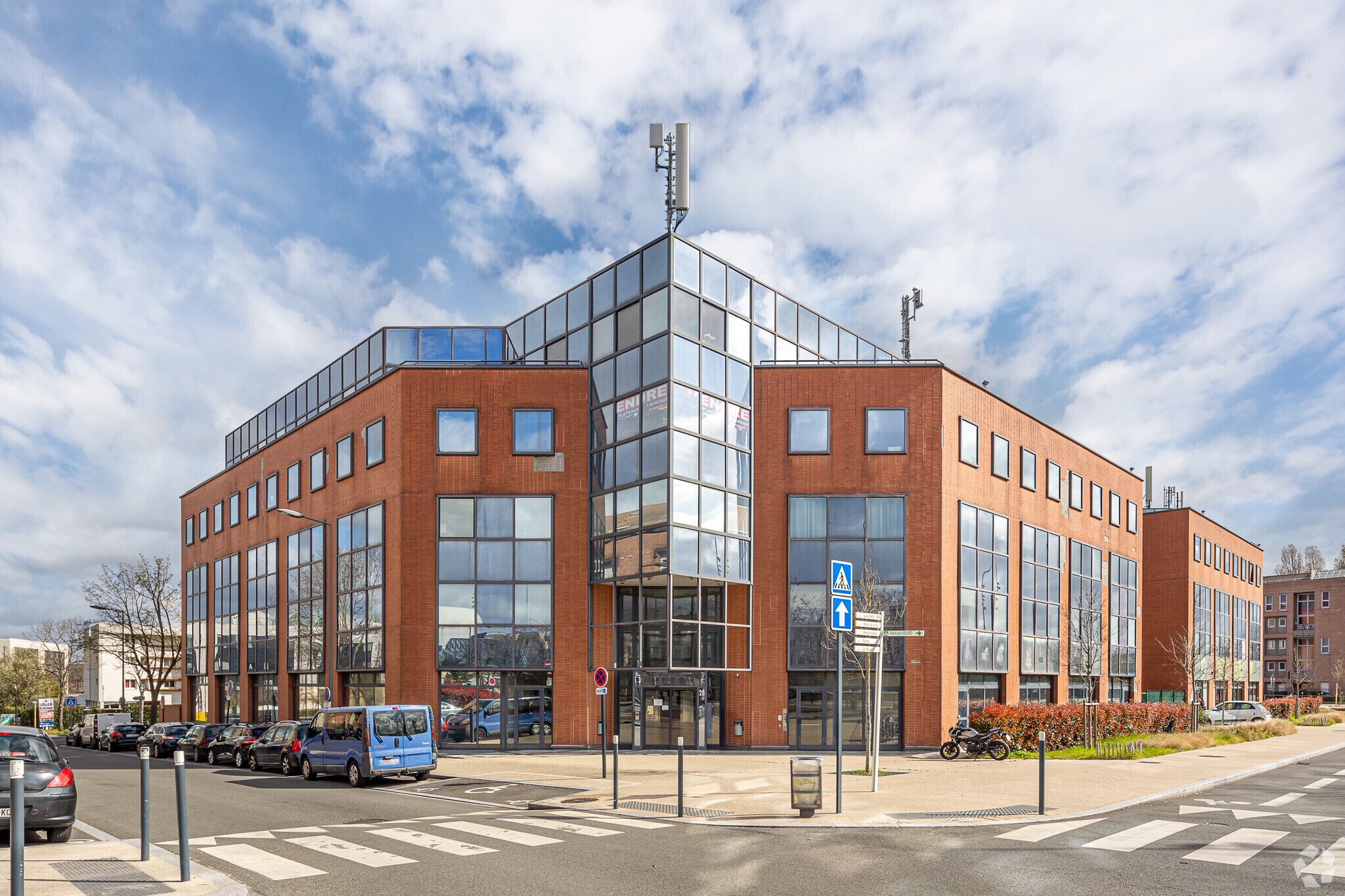 Office in Cergy for lease Primary Photo- Image 1 of 4