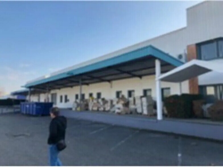 Industrial in Vénissieux for lease - Building Photo - Image 1 of 2