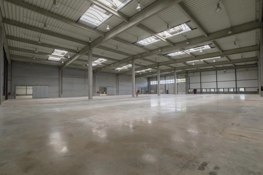 Industrial in Miribel for lease - Interior Photo - Image 2 of 7
