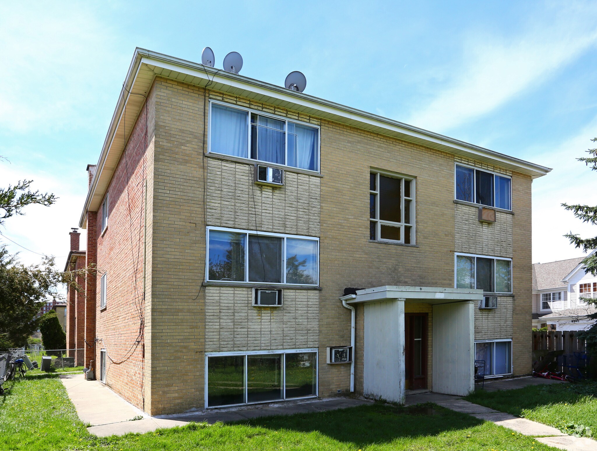 9640 Golf Ter, Des Plaines, IL for sale Primary Photo- Image 1 of 1