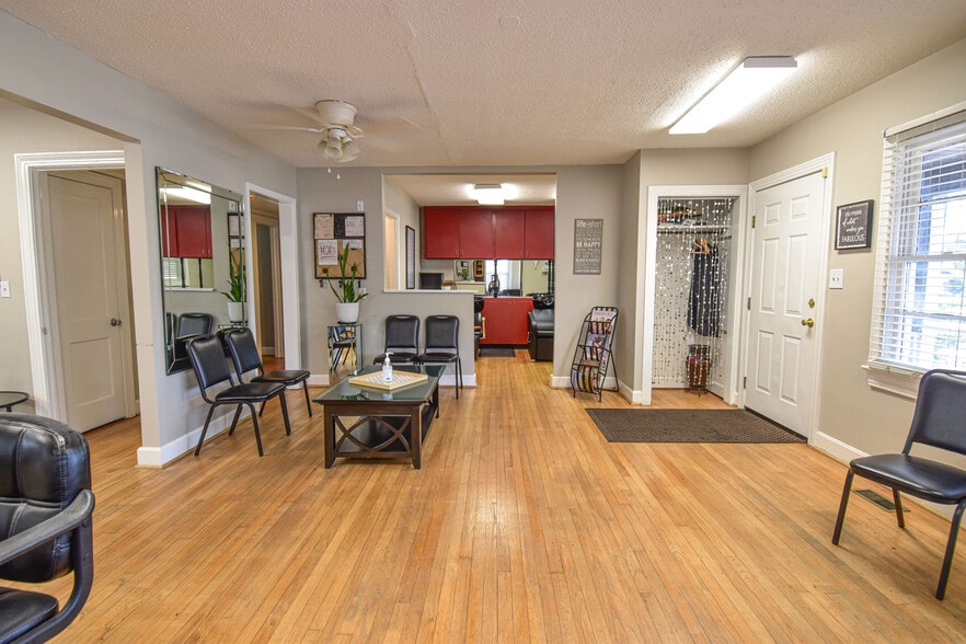 2105 Lurleen B Wallace Blvd, Northport, AL for sale - Interior Photo - Image 3 of 5