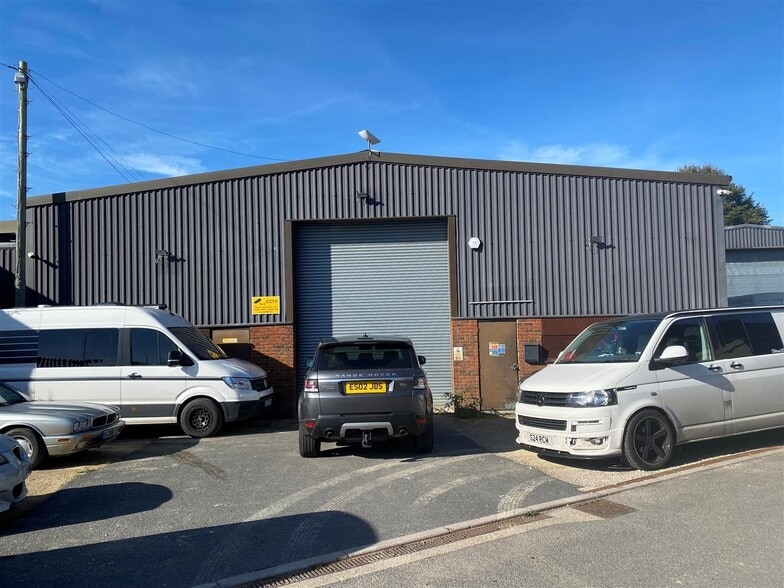 8 Seymer Close, Shillingstone for lease - Building Photo - Image 2 of 2