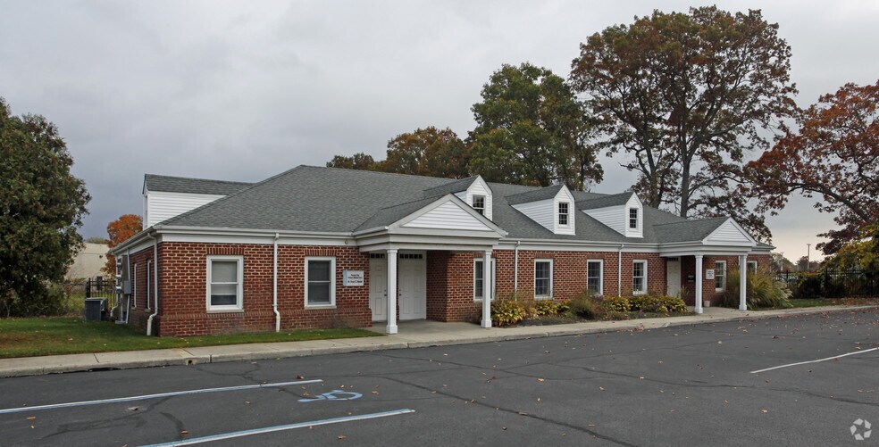 1149 Old Country Rd, Riverhead, NY for sale - Primary Photo - Image 1 of 1