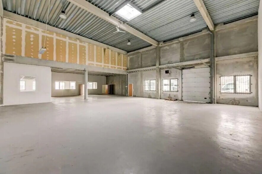 Flex in Argenteuil for lease - Interior Photo - Image 3 of 5