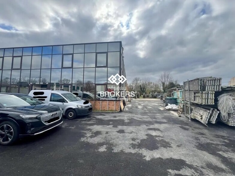 Flex in Mandres-les-Roses for sale - Primary Photo - Image 3 of 4
