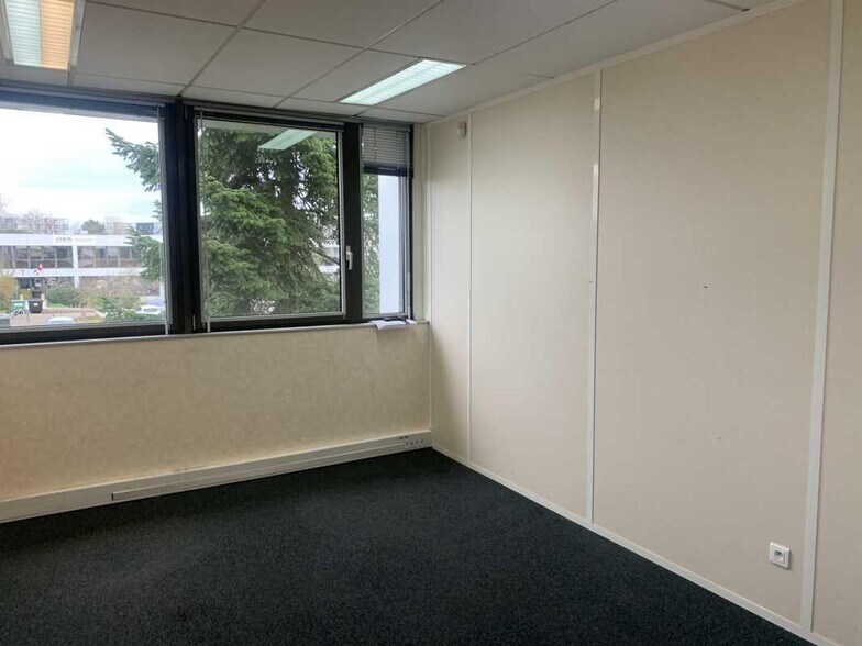 Office in Bordeaux for lease - Interior Photo - Image 3 of 6