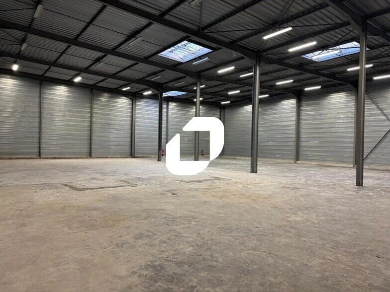 Flex in Chelles for lease - Interior Photo - Image 2 of 9