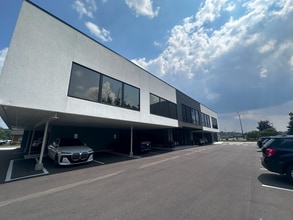 189 E Big Beaver Rd, Troy, MI for lease Building Photo- Image 2 of 12