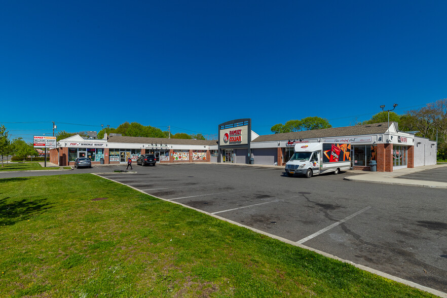 1707-1735 Montauk Hwy, Bellport, NY for lease - Building Photo - Image 3 of 5