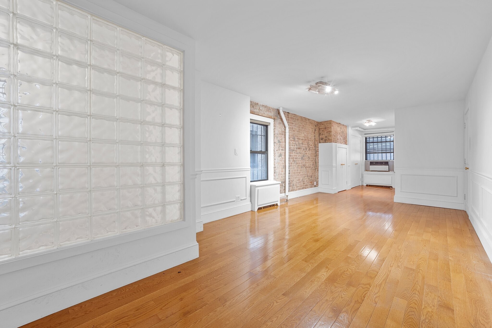 111 E 62nd St, New York, NY for lease Interior Photo- Image 1 of 13