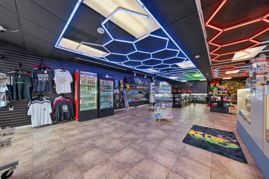 2016 S Atlantic Ave, Daytona Beach, FL for sale - Interior Photo - Image 3 of 14