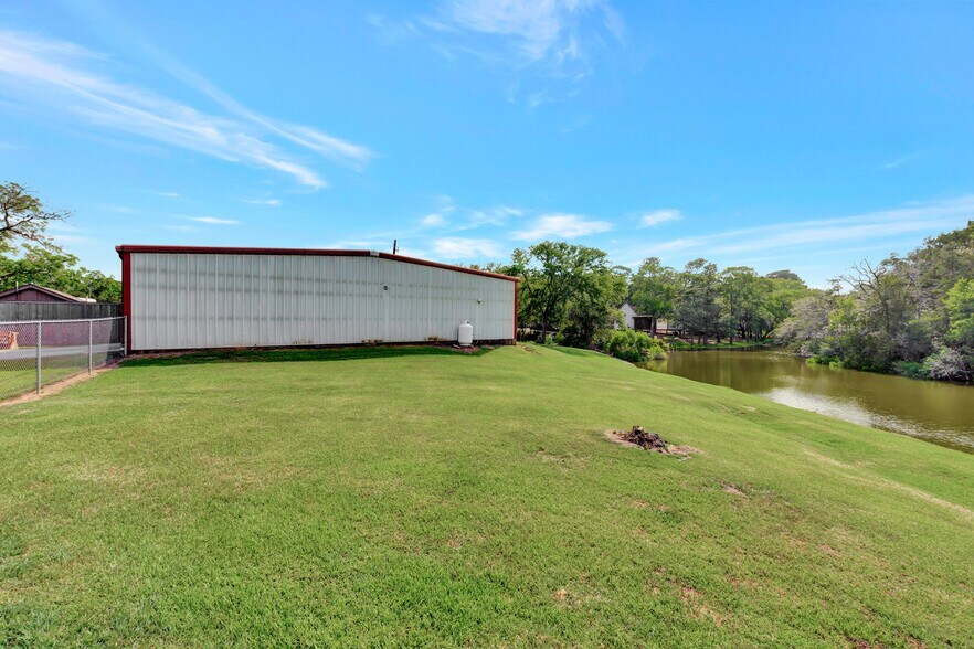 8338 Highway 6, Hitchcock, TX 77563