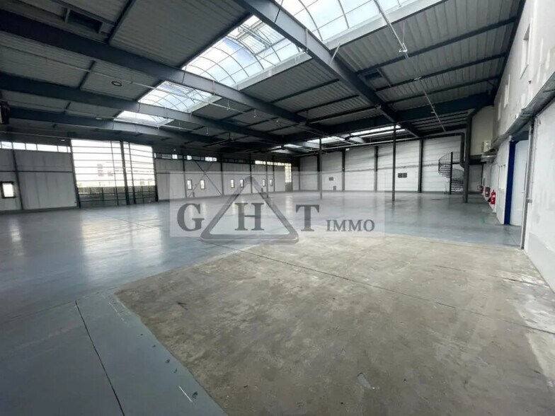 Office in Créteil for lease - Interior Photo - Image 2 of 4