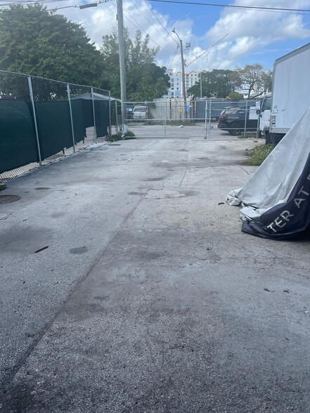 3172-3182 NW 75th St, Miami, FL for lease - Building Photo - Image 3 of 3