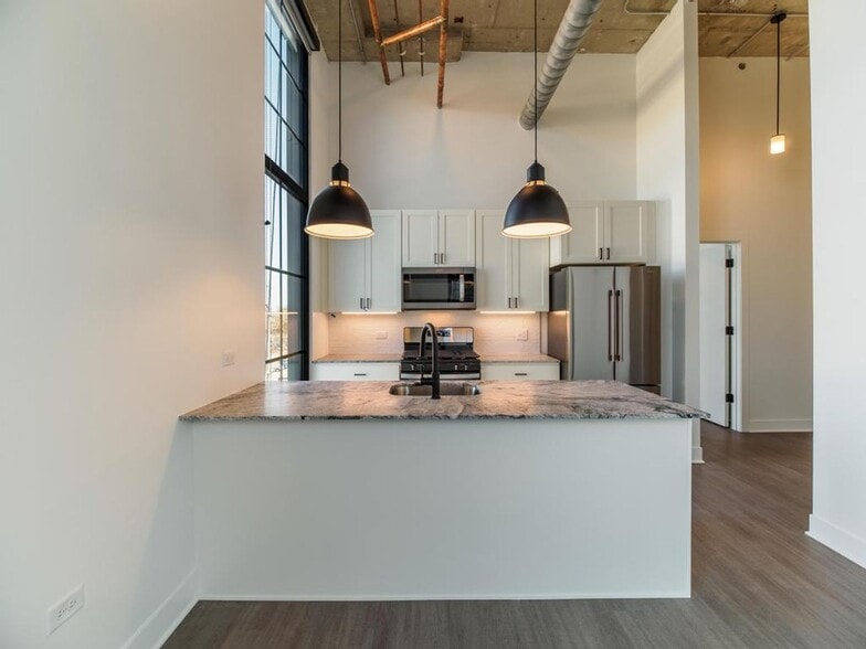 4730 W Irving Park Rd, Chicago, IL for lease - Interior Photo - Image 2 of 20