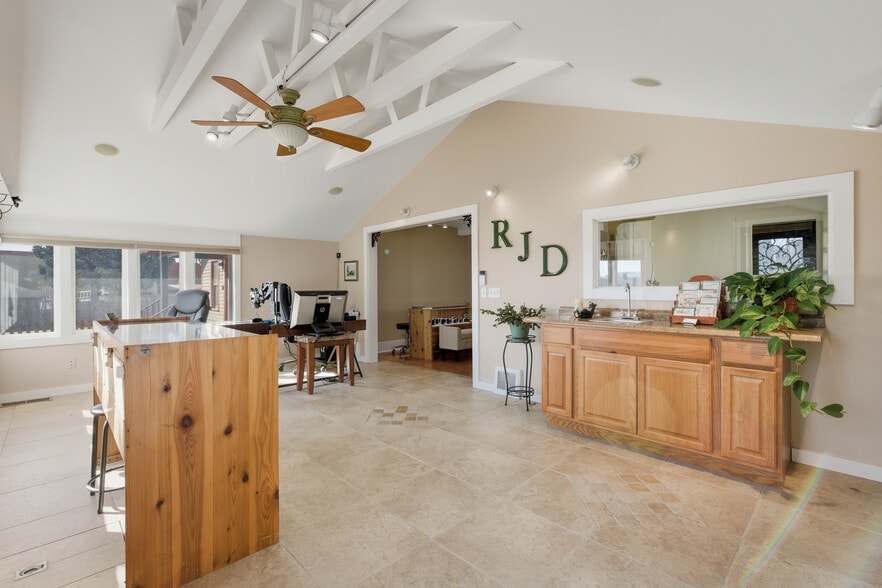 220 Oak Ave, Eaton, CO for sale - Interior Photo - Image 2 of 6