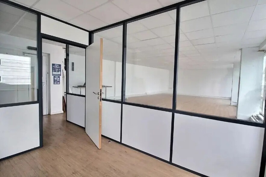 6 Rue Du Docteur Finlay, Paris for lease - Interior Photo - Image 3 of 4