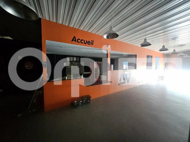 Retail in Tinqueux for lease - Building Photo - Image 3 of 5