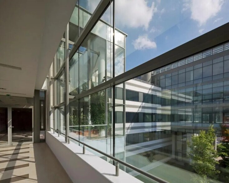 Office in Nanterre for lease - Lobby - Image 2 of 7