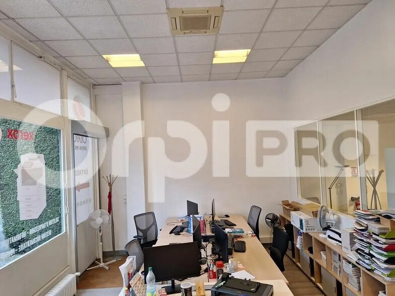 Office in Senlis for lease - Building Photo - Image 2 of 11