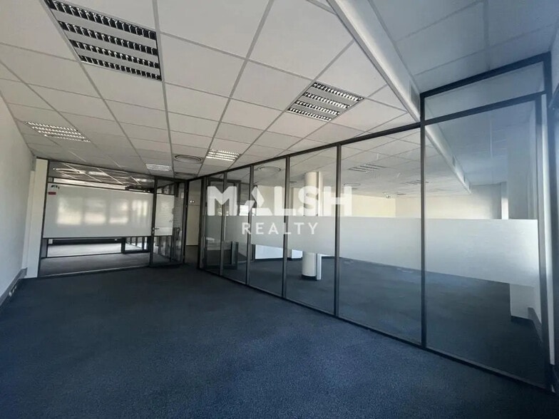 Office in Lyon for lease - Building Photo - Image 2 of 15