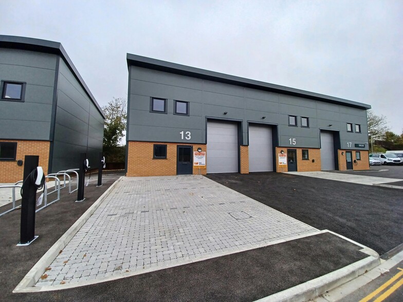 Embankment Way, Ringwood for lease - Building Photo - Image 1 of 17