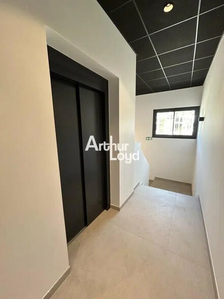 Office in Le Muy for lease - Interior Photo - Image 2 of 9