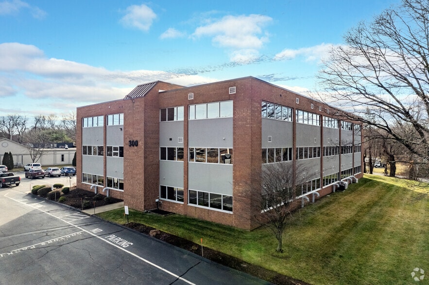 300 Toll Gate Rd, Warwick, RI for lease - Building Photo - Image 3 of 29